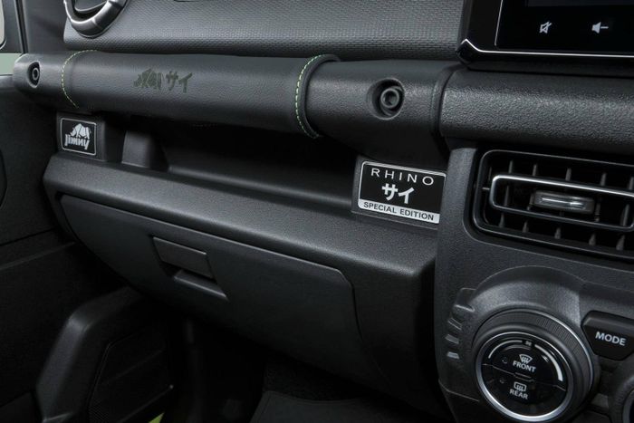  Khách hàng cũng được nâng cấp nhiều tùy chọn loa cao cấp Pioneer, huy hiệu Rhino Special Edition tại tay nắm cửa và thảm sàn, đèn viền nội thất tùy chỉnh 8 màu... 