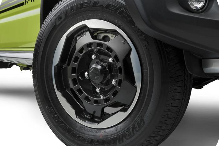 Ngoài ra, Suzuki cũng mang đến nhiều tùy chọn độc đáo khác, đơn cử như bộ mâm 15 inch lấy cảm hứng từ Shuriken (phi tiêu của ninja Nhật Bản) được sơn màu đen. 