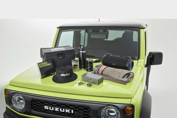  Bộ phụ kiện Delivery Pack dành riêng cho Suzuki Jimny Rhino gồm hộp chìa khóa kim loại, móc khóa, mũ bucket, đèn lồng, bình nước, cốc giữ nhiệt, thùng giữ lạnh, chăn, loa Bluetooth di động, hộp chocolate Koko Black... 