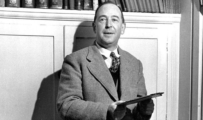  Clive Staples Lewis (1898 - 1963) là nhà văn, học giả văn chương người Anh và cũng là một nhà thần học Anh giáo. 