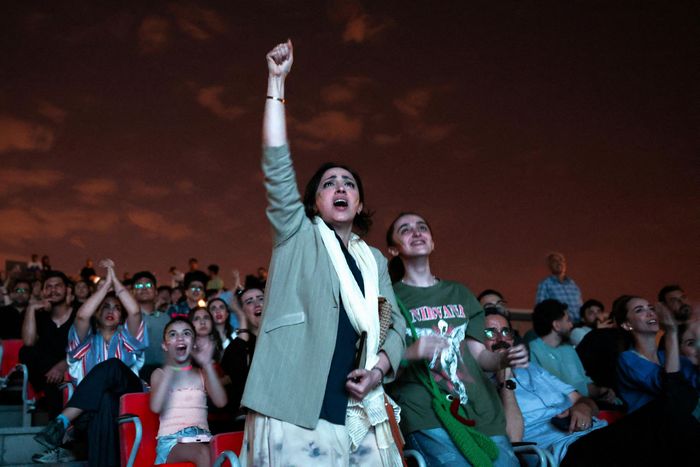  Người hâm mộ bóng đá theo dõi và cổ vũ trận đấu giữa tuyển Bỉ và Iran tại FIFA World Cup 2026 trong một rạp chiếu phim ở Tehran, Iran, ngày 21/6. Ảnh: Reuters. 