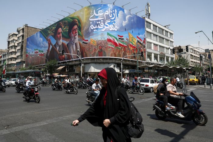  Phe ủng hộ phát triển kinh tế từng chịu cảnh yếu thế kéo dài ở Iran, cho mãi tới gần đây. Ảnh: Reuters. 
