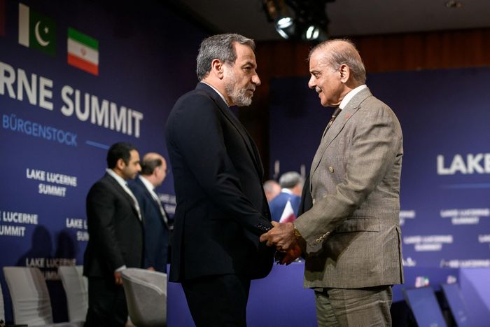  Ngoại trưởng Iran Abbas Araqchi bắt tay Thủ tướng Pakistan Shehbaz Sharif trước cuộc họp bốn bên giữa Mỹ, Iran, Pakistan và Qatar tại Thụy Sĩ, ngày 21/6. Ảnh: Reuters. 