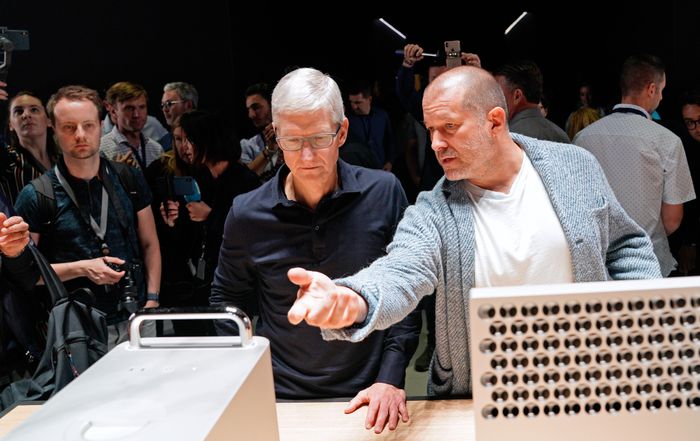  Tim Cook (trái) và Jony Ive. Ảnh: Reuters. 