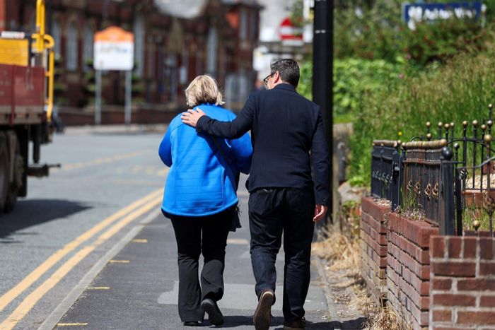  Ông Andy Burnham đi bộ và trò chuyện với một cư dân tại thị trấn Ashton-in-Makerfield, vùng Đại Manchester, Anh, trong tháng này. Ảnh: New York Times. 