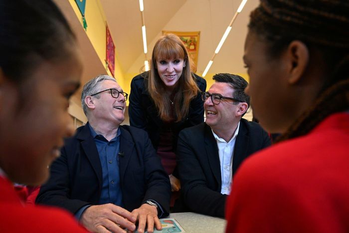  Thủ tướng Anh Keir Starmer (trái), cựu Phó thủ tướng Anh Angela Rayner (giữa) và ông Andy Burnham (phải) cùng tham gia một sự kiện hồi tháng 4. Ảnh: New York Times. 