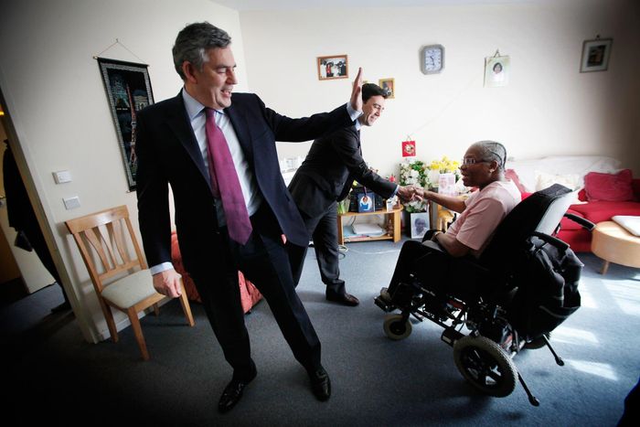  Cựu Thủ tướng Anh Gordon Brown (trái) và ông Andy Burnham (phải) đến thăm một cơ sở chăm sóc người cao tuổi ở London hồi năm 2010. Ảnh: New York Times. 