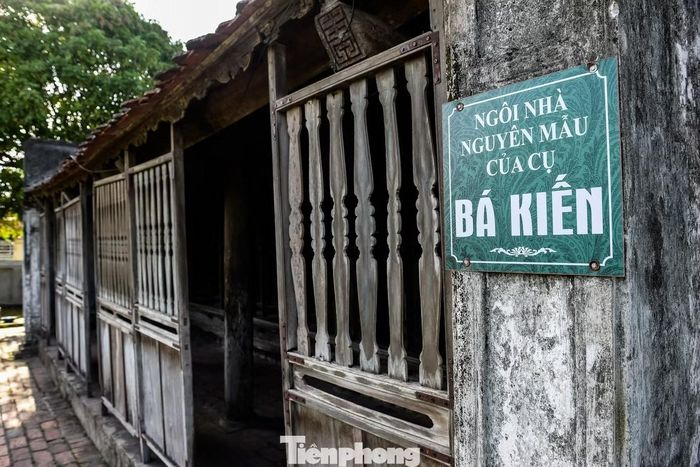  Sau khi Bá Bính mất, ngôi nhà được để lại cho con trai là Trần Duy Tảo (Binh Tảo). Cũng do ăn chơi, nghiện cờ bạc, Binh Tảo nhanh chóng phải bán ngôi nhà với giá khoảng 20 cây vàng. Người mua lại ngôi nhà là ông Trần Hữu Hậu (tức Cai Hậu), một Việt kiều từ Thái Lan trở về. Ông Cai Hậu không có con trai nên sau khi qua đời, ngôi nhà được để lại cho người cháu là ông Trần Hữu Hòa. 