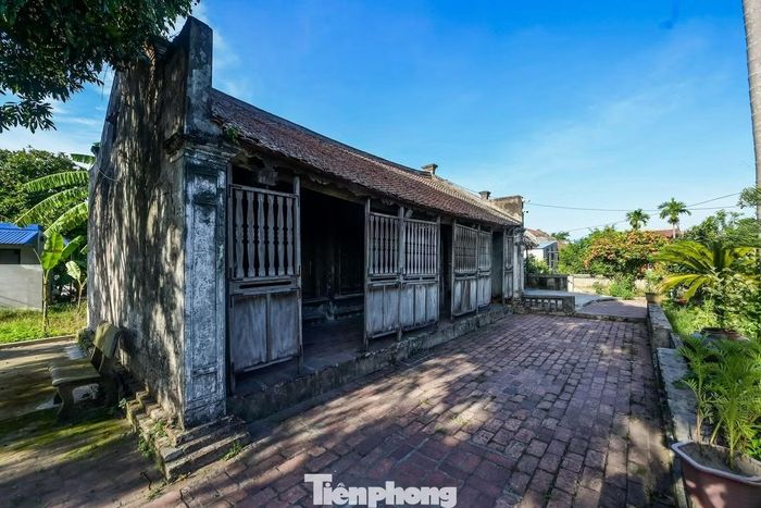  Sau biến cố đó, gia đình ông Hòa không dám ở dãy nhà ngang nên quyết định tháo dỡ công trình này. Một thời gian sau, trong làng xuất hiện những lời đồn đoán cho rằng mảnh đất gia đình đang sinh sống là “đất dữ” và ngôi nhà này "sát chủ", khiến các thành viên càng thêm bất an nên có ý định tháo dỡ cả dãy nhà chính để chuyển đến nơi khác sinh sống. 