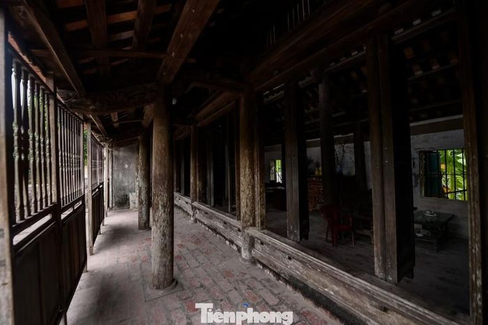  Bà Trần Thị Ngà, người nhiều năm trông coi ngôi nhà cho biết, trước kia, ngoài căn nhà chính, hai bên còn có thêm hai dãy nhà ngang quay mặt vào nhau, tạo thành thế nhà chữ U rộng lớn. Tuy nhiên, qua thời gian, những công trình phụ này đã không còn. 