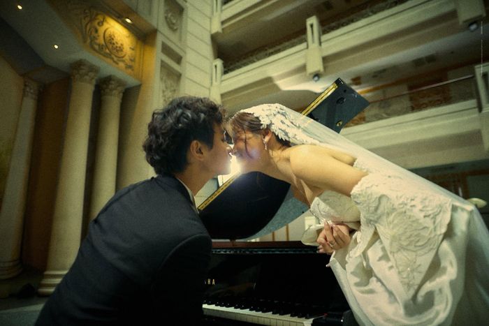 Bộ ảnh được chụp tại một rạp hát với khung cảnh lãng mạn, khi Dustin Tiêu chơi đàn piano, còn Lan Thy mặc váy cưới màu trắng dáng cúp ngực. Họ tổ chức lễ vu quy tại nhà gái ở Tây Ninh vào 20/6. Họ có khoảng 2 năm hẹn hò rồi cầu hôn vào tháng 2. Hôn lễ của hai người diễn ra trong thời gian tới. Cô dâu chú rể đã hoàn tất những khâu cuối cùng cho hôn lễ. 