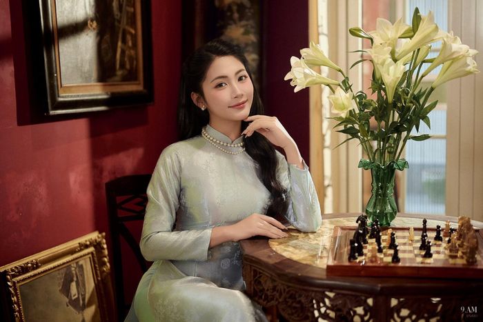 Nông Thị Hằng nhận nhiều lời khen cho gương mặt khả ái và vóc dáng nổi bật khi xuất hiện trên sóng truyền hình. Cô gái dân tộc Tày không phải gương mặt xa lạ với các cuộc thi sắc đẹp. Cô từng giành danh hiệu á khôi 1 cuộc thi Hoa khôi Áo dài Việt Nam 2024 và lọt top 10 Người đẹp xứ Tuyên năm 2022.