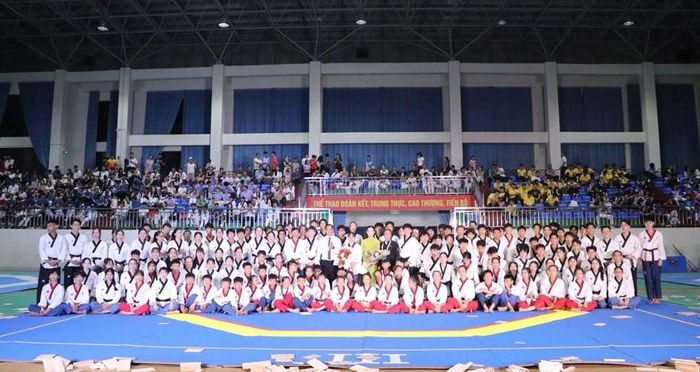 Các VĐV tranh tài ở nhiều nội dung quyền và đối kháng thuộc các nhóm tuổi khác nhau