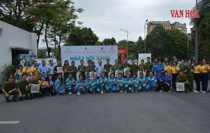 Sôi nổi hoạt động đổi chất thải tái chế tại chương trình