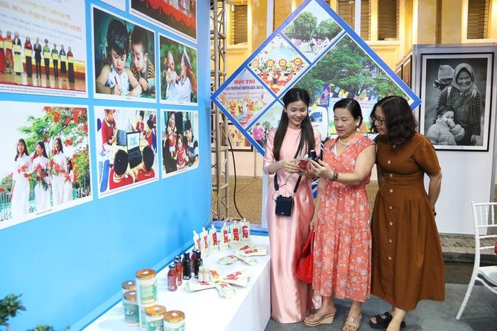 Khu vực trưng bày của 9 tỉnh, thành phố tham gia Ngày hội sẽ giới thiệu hình ảnh, tư liệu, hiện vật và sản phẩm văn hóa đặc sắc, phản ánh sinh động đời sống gia đình, phong tục tập quán, các giá trị đạo đức truyền thống tốt đẹp của từng địa phương