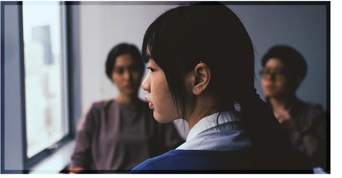 "Human Resource" (Nguồn nhân lực) của đạo diễn Nawapol Thamrongrattanarit mang đến một góc nhìn châm biếm về môi trường doanh nghiệp hiện đại, nơi con người ngày càng bị đánh giá như những đơn vị lao động có thể thay thế