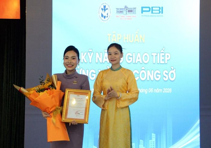 Bà Đoàn Thị Trang, Giám đốc Bảo tàng TP.HCM trao Thư cảm ơn và tặng hoa đến giảng viên Lê Vân Anh