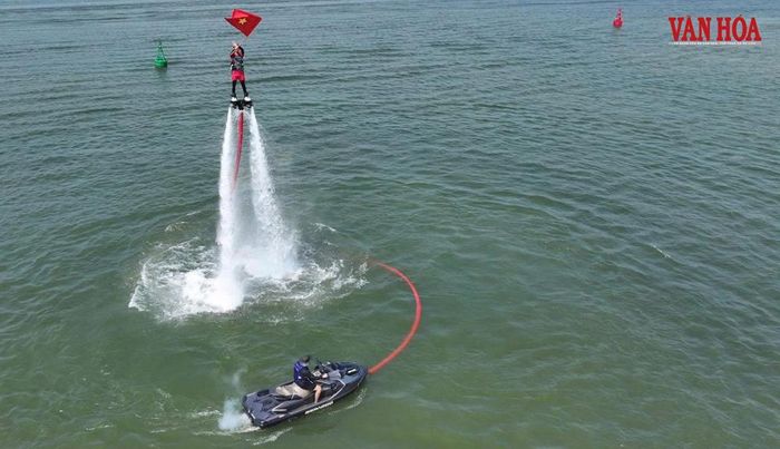 Màn trình diễn Jet Ski trên hồ Núi Cốc