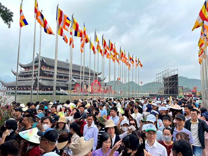 Hàng vạn du khách về tham dự Lễ hội chùa Tam Chúc đầu Xuân