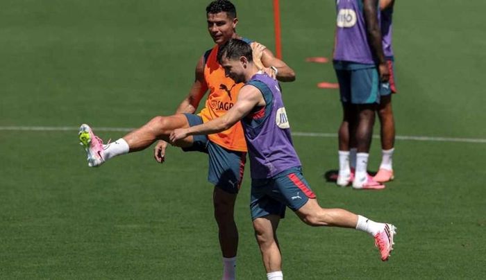 Ronaldo và Conceicao trong buổi tập chuẩn bị cho trận đấu gặp Uzbekistan
