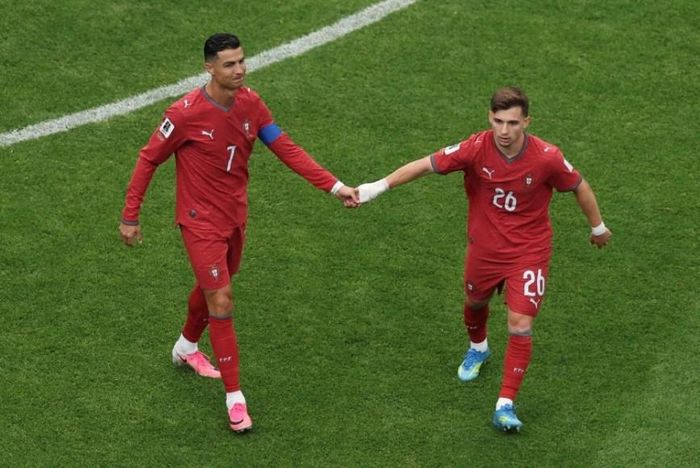 Ronaldo và Conceicao trong trận đấu với CHDC Congo