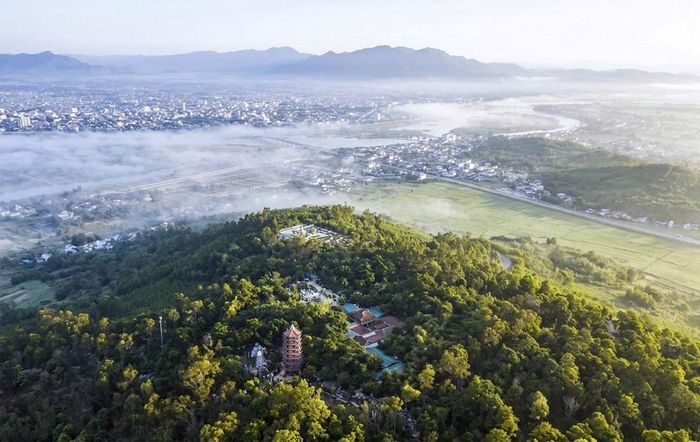 Chùa Thiên Ấn cổ kính tọa lạc trên đỉnh núi, là điểm đến tâm linh nổi tiếng của Quảng Ngãi. Ảnh: Đoàn Vương Quốc