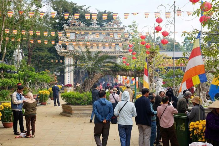 Du khách và phật tử tham quan, chiêm bái tại khuôn viên Tổ đình Thiên Ấn trong ngày diễn ra lễ húy kỵ lần thứ 272