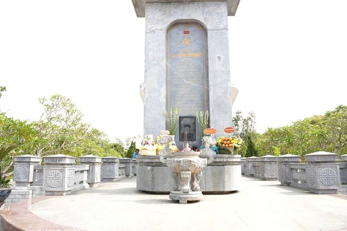 Khu mộ chí sĩ Huỳnh Thúc Kháng là địa chỉ đỏ thu hút nhiều người dân và du khách đến dâng hương tưởng niệm