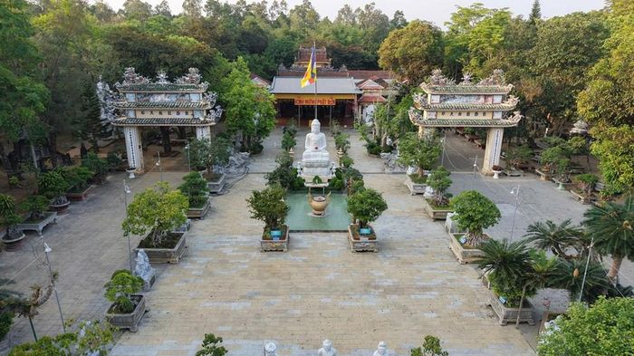 Không gian thanh tịnh trong khuôn viên chùa Thiên Ấn mang đến cảm giác bình yên cho du khách và Phật tử