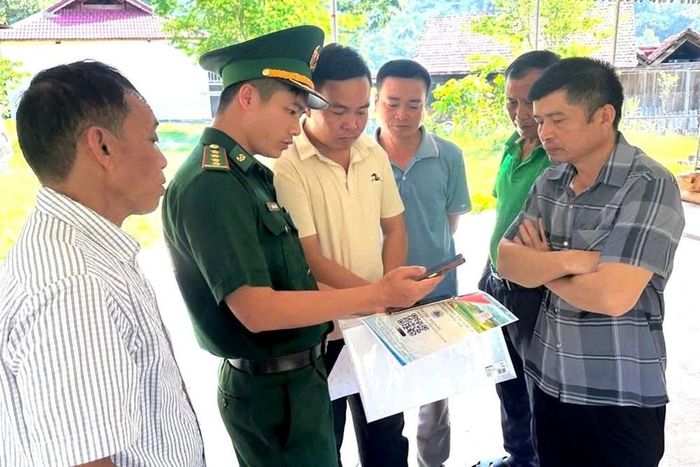 Những người lính quân hàm xanh mang chuyển đổi số đến với đồng bào vùng biên