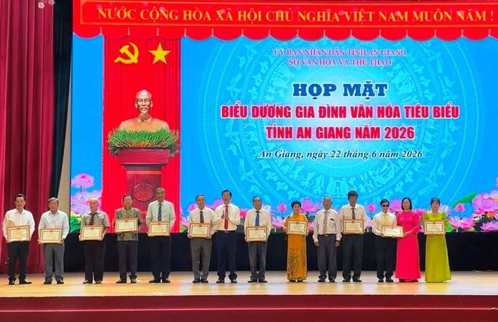 Phó Chủ tịch UBND tỉnh An Giang Lê Văn Phước trao Bằng khen cho 11 hộ gia đình văn hóa tiêu biểu của tỉnh An Giang tại buổi họp mặt