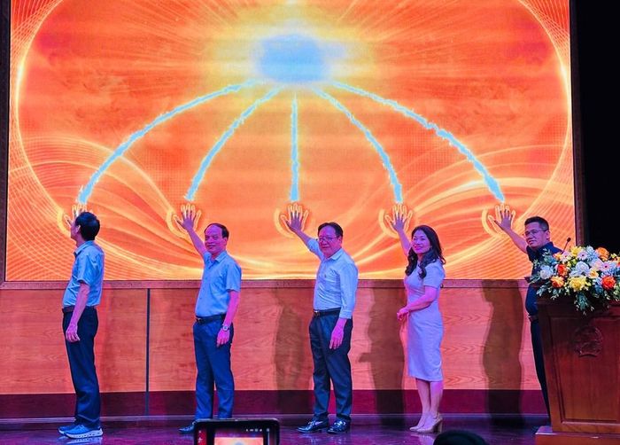 Các đại biểu ấn nút phát động Giải thưởng Công nghiệp Văn hóa Việt Nam “Ngọn đuốc vàng” năm 2026