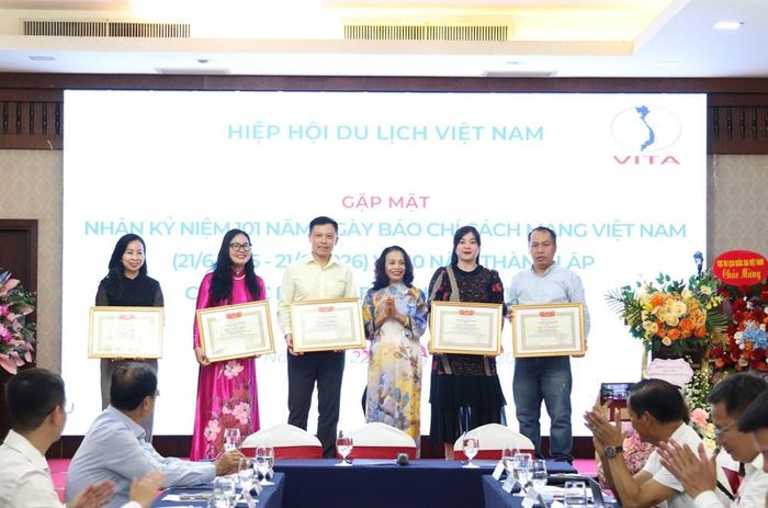 Lãnh đạo Hiệp hội Du lịch Việt Nam trao Bằng khen của Hiệp hội cho Câu lạc bộ Nhà báo Du lịch Việt Nam và các cá nhân của Hiệp hội có thành tích tiêu biểu