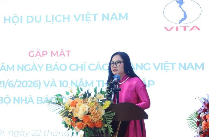 Nhà báo Lại Thúy Hà, Phó Chủ nhiệm Câu lạc bộ Nhà báo Du lịch Việt Nam báo cáo tóm tắt quá trình phát triển 10 năm của Câu lạc bộ
