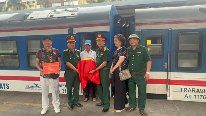 Trung tướng Trần Tấn Hùng, Phó Chủ tịch thường trực Hội Hỗ trợ gia đình liệt sĩ Việt Nam đón hài cốt liệt sĩ Nguyễn Xuân Hồng tại Ga Hà Nội