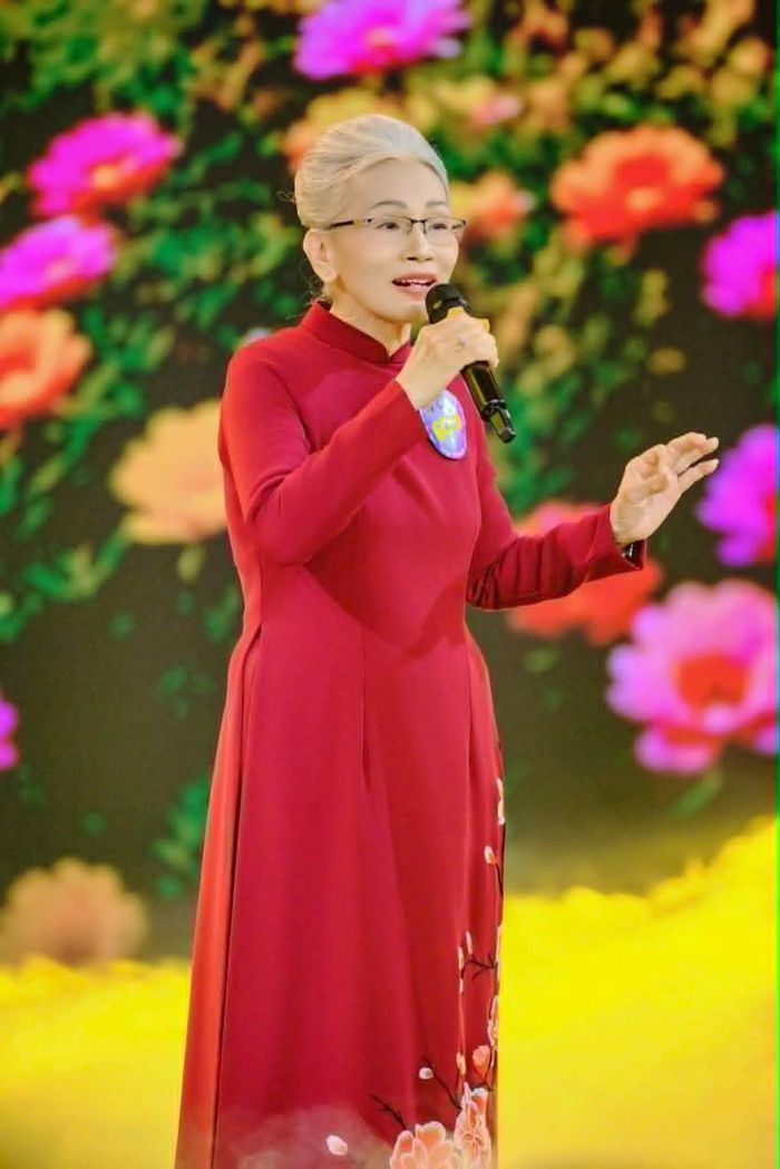 Bà Phạm Ánh Phương trên sân khấu