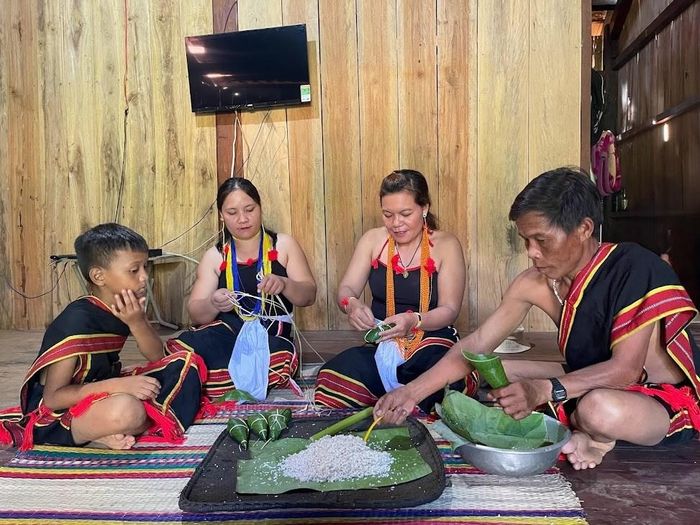 Gia đình già làng Hồ Thanh Hùng (làng Cao Sơn, xã Trà My, thành phố Đà Nẵng) chuẩn bị bánh ốc cho lễ mừng lúa mới của đồng bào địa phương