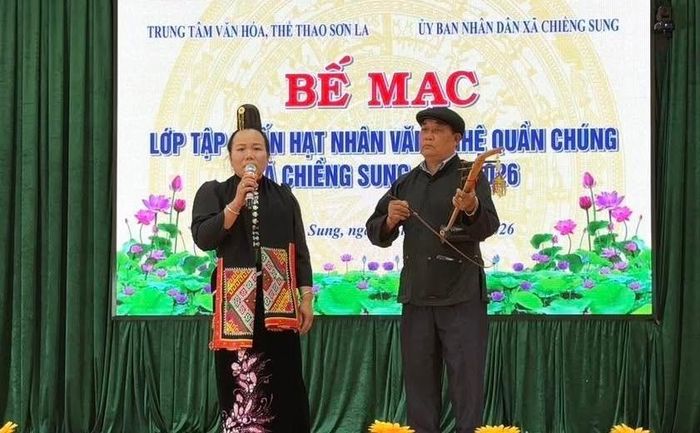 Nghệ nhân dân tộc Thái tại lớp tập huấn hạt nhân văn nghệ quần chúng xã Chiềng Sung