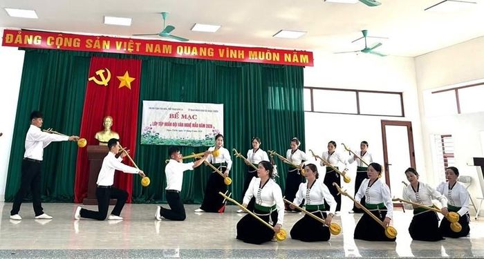 Đội văn nghệ quần chúng dân tộc Thái biểu diễn tại lớp tập huấn hạt nhân văn nghệ quần chúng xã Ngọc Chiến