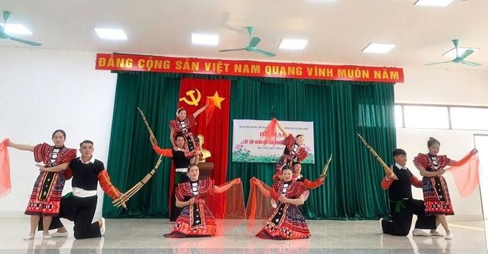 Đội văn nghệ quần chúng dân tộc Mông biểu diễn tại lớp tập huấn hạt nhân văn nghệ quần chúng xã Ngọc Chiến
