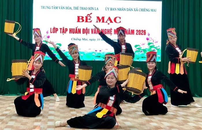 Tiết mục biểu diễn tại lớp tập huấn hạt nhân văn nghệ quần chúng xã Chiềng Mai