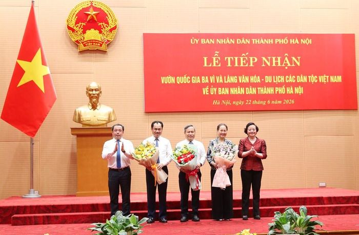Ủy viên Bộ Chính trị, Bí thư Thành ủy Hà Nội Trần Đức Thắng; Bí thư Trung ương Đảng, Phó Thủ tướng Chính phủ Phạm Thị Thanh Trà tặng hoa các Ủy viên Trung ương Đảng: Bộ trưởng Bộ VHTTDL Lâm Thị Phương Thanh, Bộ trưởng Bộ NN&amp;MT Trịnh Việt Hùng, Chủ tịch UBND TP. Hà Nội Vũ Đại Thắng
