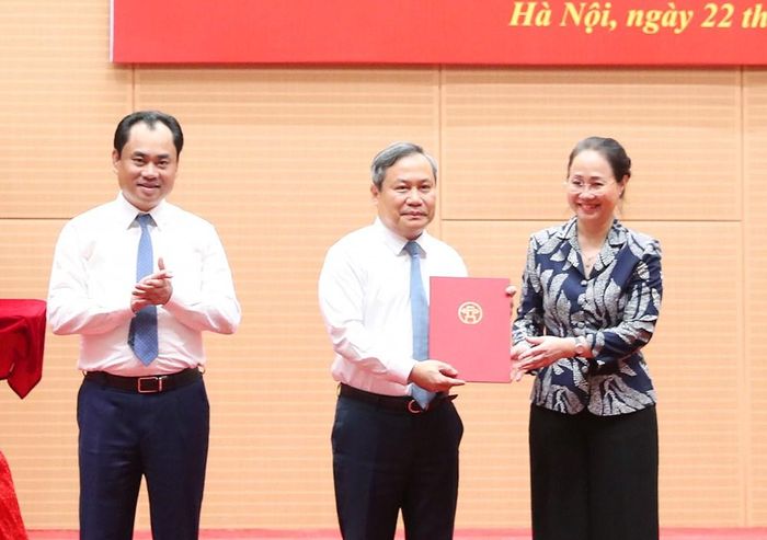 Nghi thức Bộ trưởng Bộ VHTTDL Lâm Thị Phương Thanh trao biên bản chuyển giao Làng Văn hóa - Du lịch các dân tộc Việt Nam về UBND TP. Hà Nội quản lý