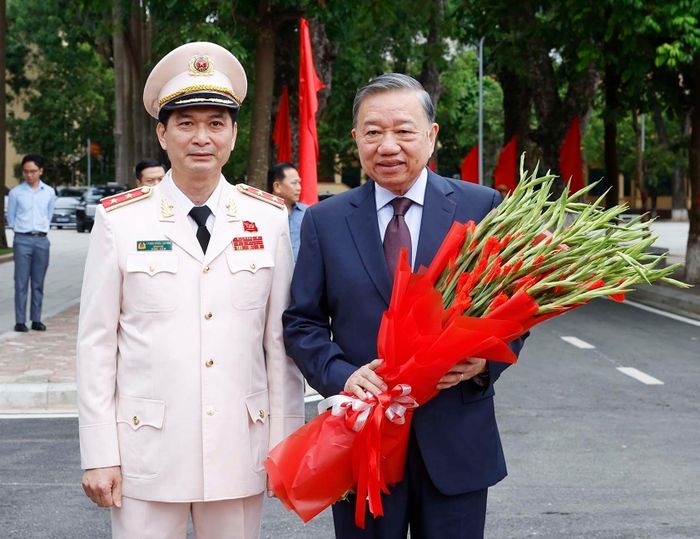 Trung tướng, PGS, TS Trịnh Ngọc Quyên, Giám đốc Học viện An ninh nhân dân tặng hoa chào đón Tổng Bí thư, Chủ tịch nước Tô Lâm tới dự buổi lễ. Ảnh: Thống Nhất – TTXVN