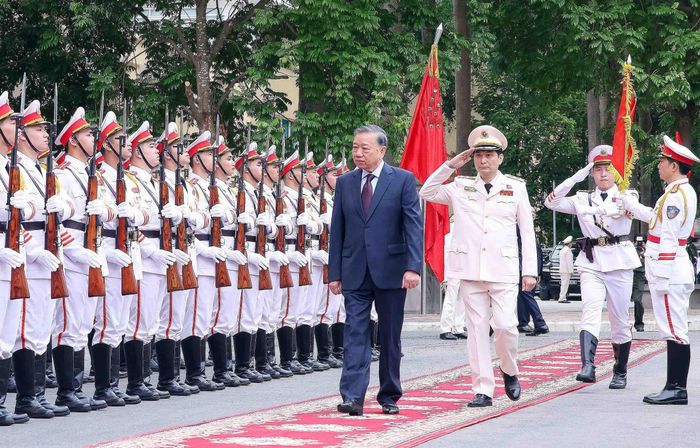 Tổng Bí thư, Chủ tịch nước Tô Lâm duyệt Đội danh dự Công an nhân dân. Ảnh: Phạm Kiên - TTXVN