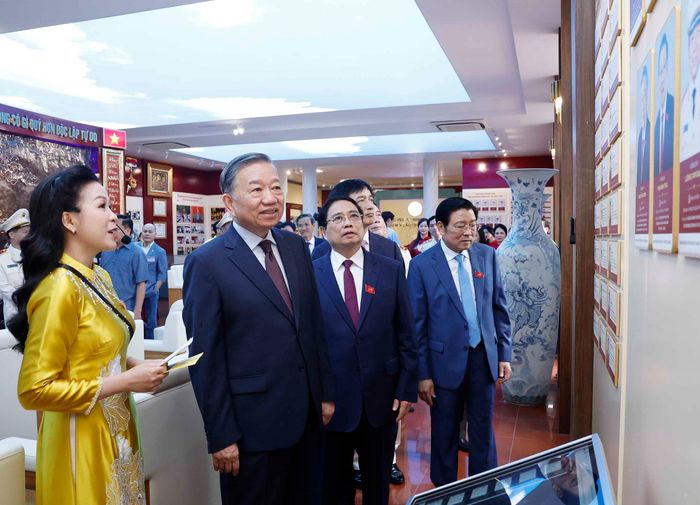 Tổng Bí thư, Chủ tịch nước Tô Lâm và các đại biểu thăm Phòng truyền thống của Học viện An ninh nhân dân. Ảnh: Thống Nhất – TTXVN