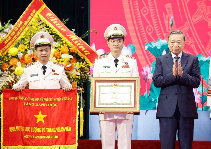 Tổng Bí thư, Chủ tịch nước Tô Lâm trao Danh hiệu Anh hùng Lực lượng vũ trang nhân dân tặng Học viện An ninh nhân dân. Ảnh: Thống Nhất – TTXVN
