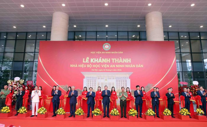 Tổng Bí thư, Chủ tịch nước Tô Lâm cùng các đại biểu thực hiện nghi thức khánh thành Nhà hiệu bộ Học viện An ninh nhân dân. Ảnh: Phạm Kiên - TTXVN