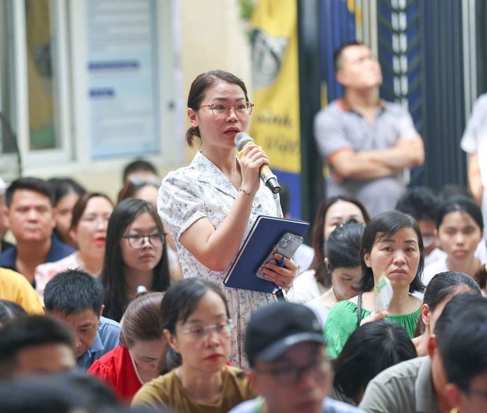 Mọi câu hỏi của học sinh, phụ huynh cũng được Hiệu trưởng trực tiếp giải đáp. Ảnh: Thanh Tùng - TTXVN