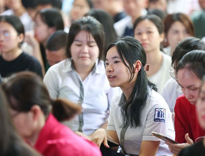 Học sinh được nghe giới thiệu về nhà trường, thông tin chương trình học tập. Ảnh: Thanh Tùng - TTXVN